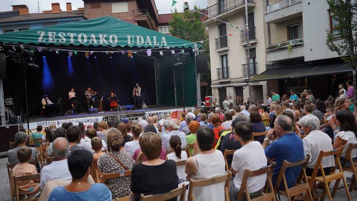 Herri kirolekin, Arineketan taldearekin eta eraso arrazistak salatuz borobildu dute Jubilatuen Eguna Zestoan