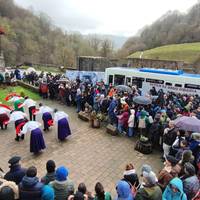 Mikel Zabalzaren omenezko autobus ibiltariaren erakusketa