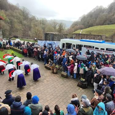Mikel Zabalzaren omenezko autobus ibiltariaren erakusketa