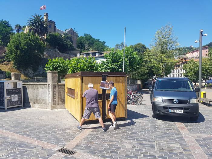 Beheko plazara itzuli dute birziklapen etxola