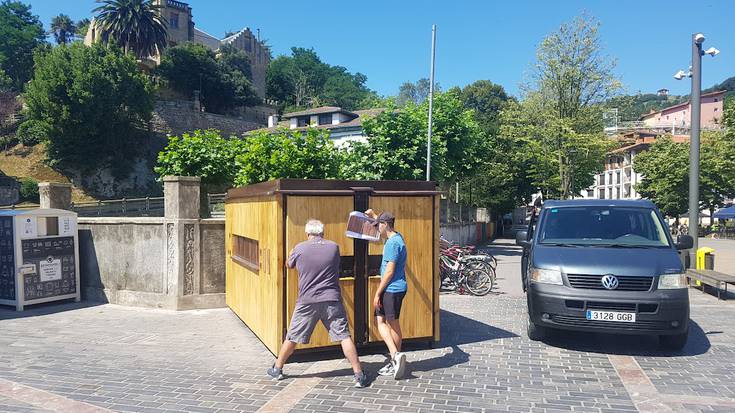 Beheko plazara itzuli dute birziklapen etxola