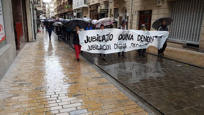 Jubilazio duinen alde manifestazioa egin du herriko pentsionista talde batek