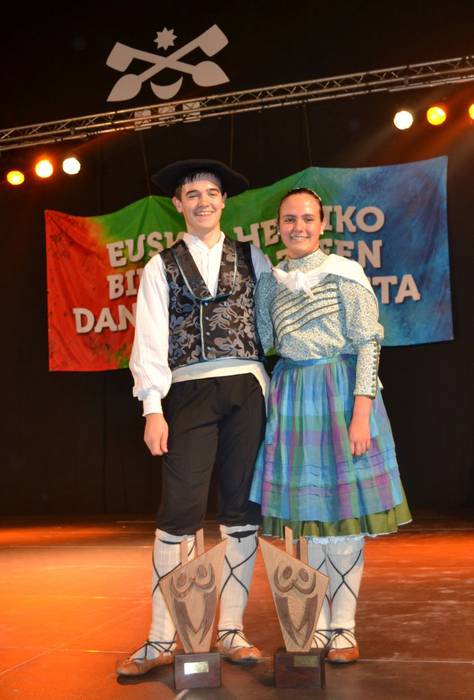Gorka Kerejeta eta Ania Irigoien nagusi, gaztetxoen Euskadiko Dantza Solte Txapelketan