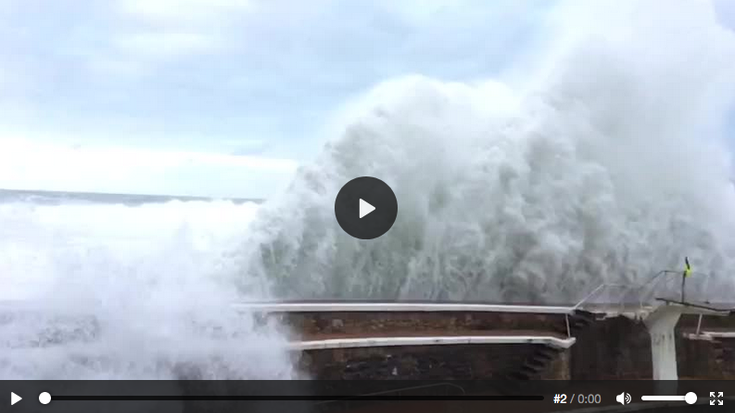 Bideoa: Olatuak Zarauzko moila estaltzen duenean