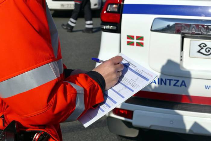 Gizon bat atxilotu du Ertzaintzak, droga trafikoa egotzita