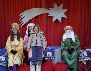 Errege Magoen laguntzaileak dozenaka haurren gutunak jasotzen ari dira