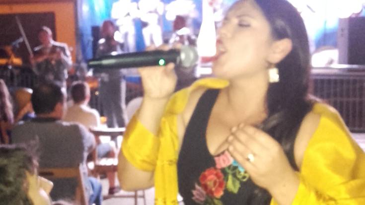 Narrondo Mexikoko jantziekin dotoretu zen atzo