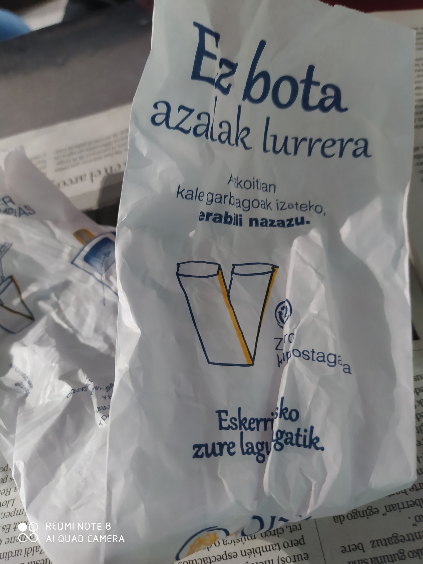 Kejie ta desditxie: "Azkotti garbixe, pegatinaz josixe"
