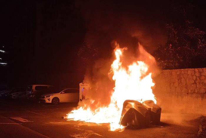 Azkoitiko PSE-EEk irmoki gaitzetsi du hamahiru edukiontzi erre izana