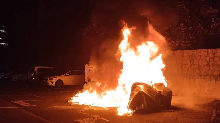 Azkoitiko PSE-EEk irmoki gaitzetsi du hamahiru edukiontzi erre izana