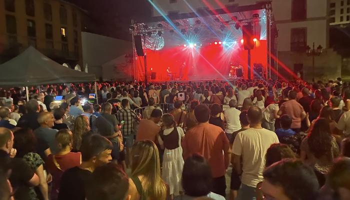 Azkoitiko plaza bete du Janus Lesterrek