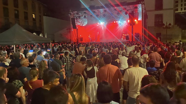 Azkoitiko plaza bete du Janus Lesterrek
