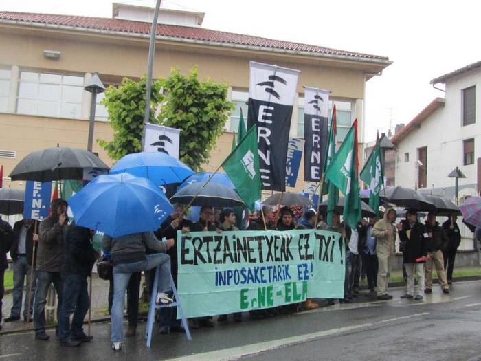 Eskualdeko ertzain-etxeak "bateratuko" dituztela salatzeko protesta egin dute Azkoitian