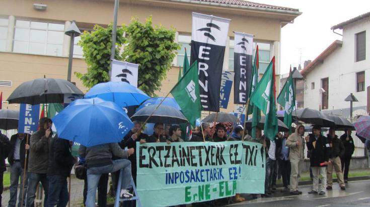 Eskualdeko ertzain-etxeak "bateratuko" dituztela salatzeko protesta egin dute Azkoitian