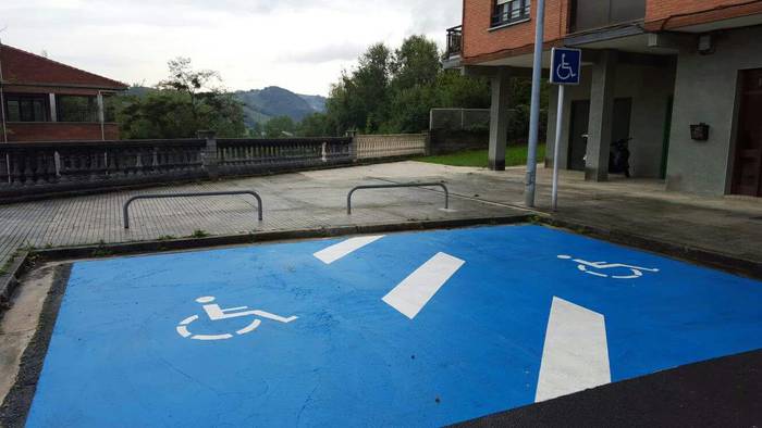 Ezintasuna dutenentzako aparkaleku txartelaren erabilera egokia egiteko eskatu du udalak