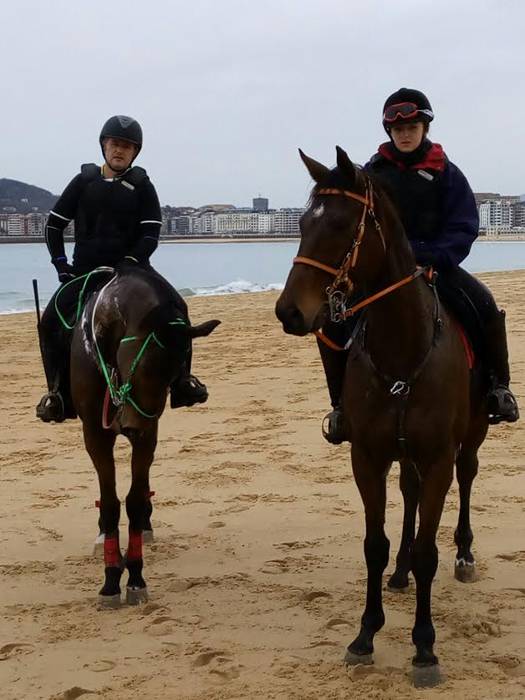 Motxanekua zaldi elkarteko kideak Ondarretako zaldi lasterketan izan ziren igandean