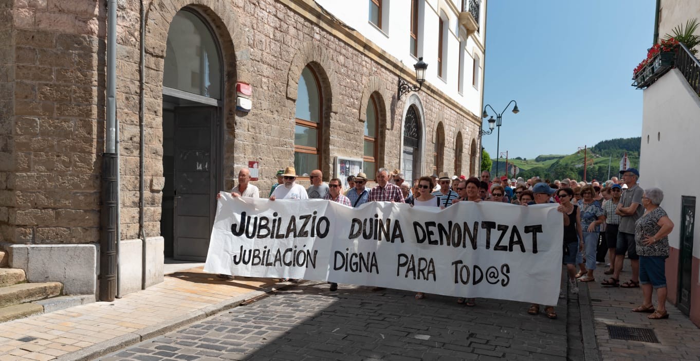 Pentsio duinen aldeko aldarria kalera eraman dute beste behin