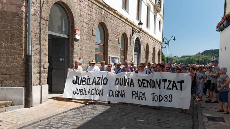 Pentsio duinen aldeko aldarria kalera eraman dute beste behin