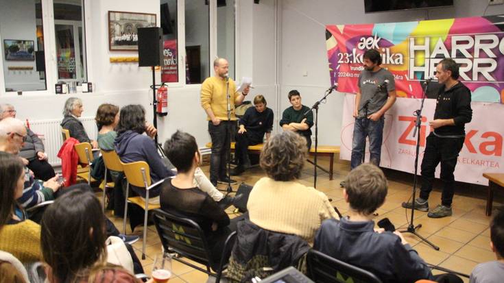 Korrikaren aldeko bertso saioarekin gozatu dute herritarrek