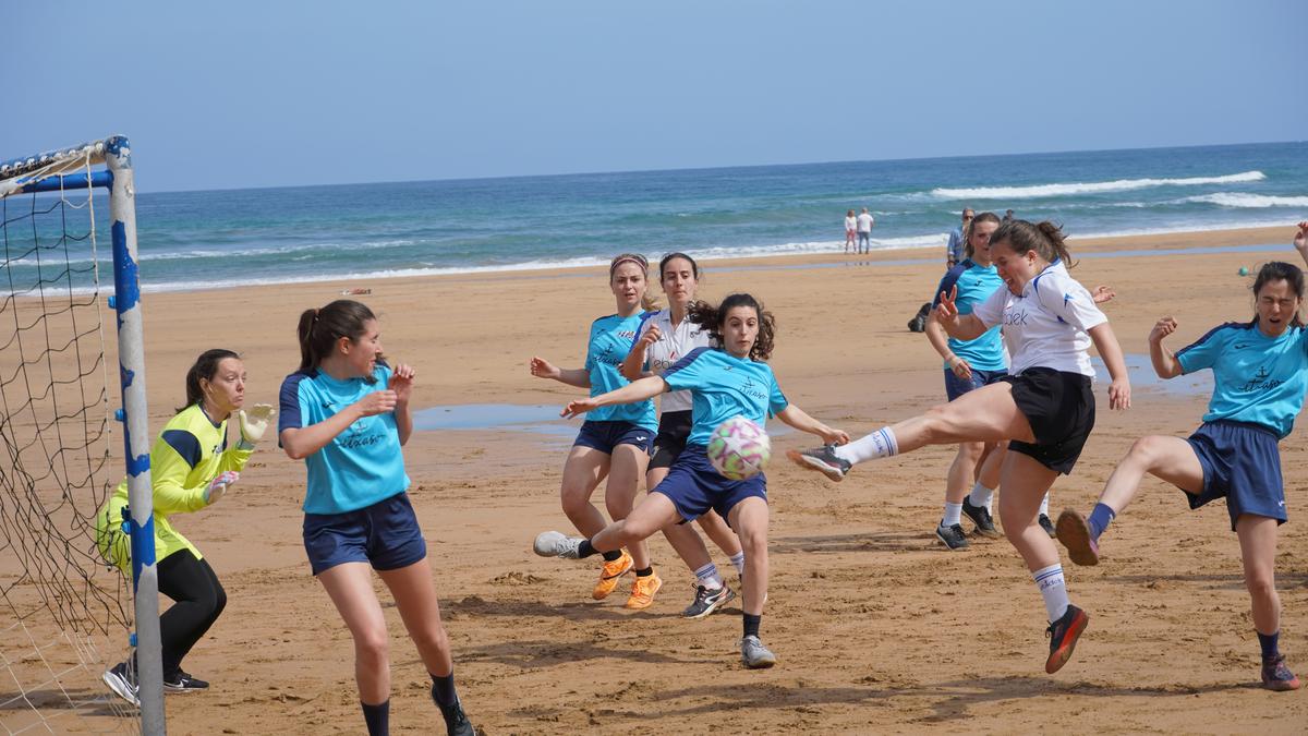 Futbolaren festak hondartzan jarraitu du