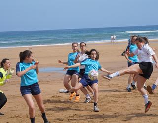 Futbolaren festak hondartzan jarraitu du