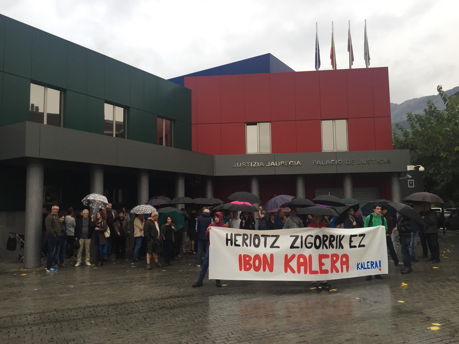 Ibon Iparragirre larriki gaixo dagoen presoa askatzea eskatu dute epaitegiaren aurrean
