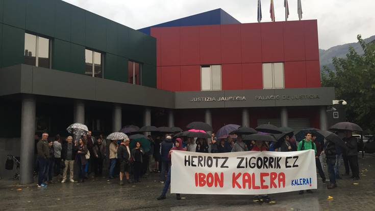 Ibon Iparragirre larriki gaixo dagoen presoa askatzea eskatu dute epaitegiaren aurrean