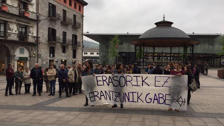 Dozenaka lagunek salatu dituzte Gasteizko hilketak