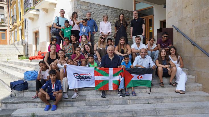 Oporrak Bakean programaren garrantzia azpimarratu dute haur sahararrei egindako harrera ekitaldian