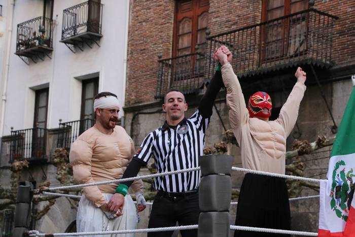 Mozorroen atzean,  sormena lehian