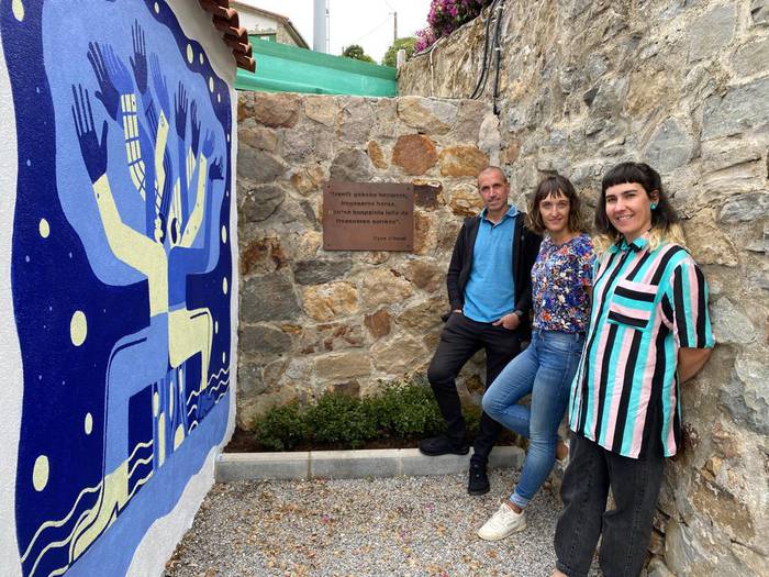 Horma irudia eta plaka bat jarri dituzte Getariako hilerrian
