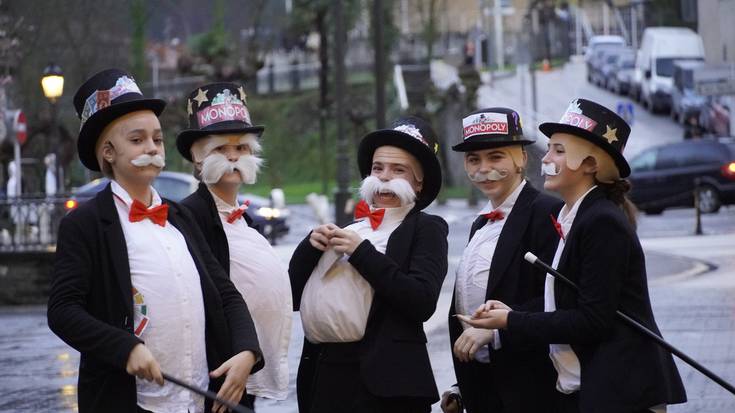 Kolorez eta festa giroz blai dago herria