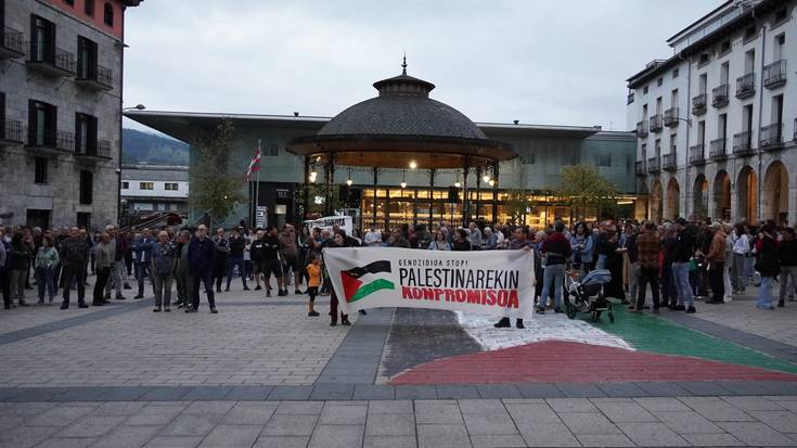 Plazara atera dira herritarrak iluntzean, Palestinari babesa eta konpromisoa erakusteko