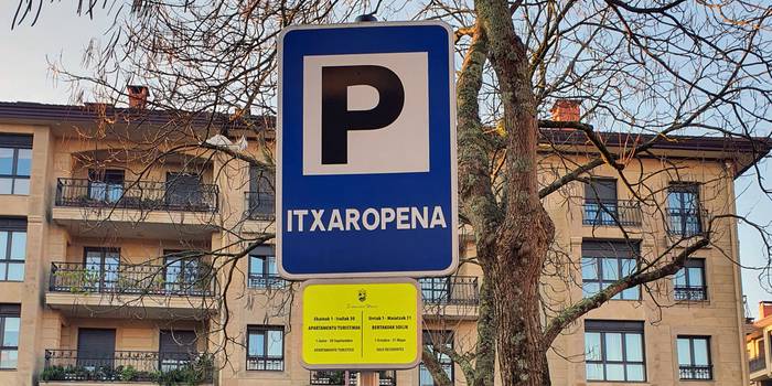 Turismo-ostatuek udan bakarrik erreserbatu ahal izango dituzte aparkaleku publikoak