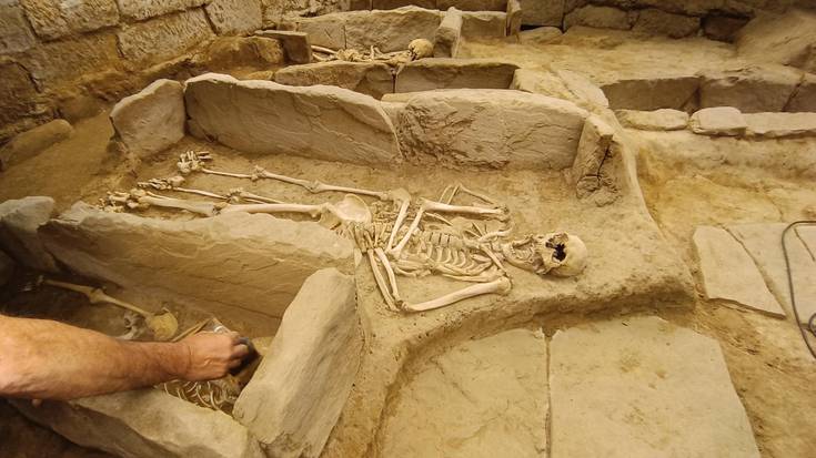 Arte eta Historia museoko aztarnategia garbitu du Aranzadik