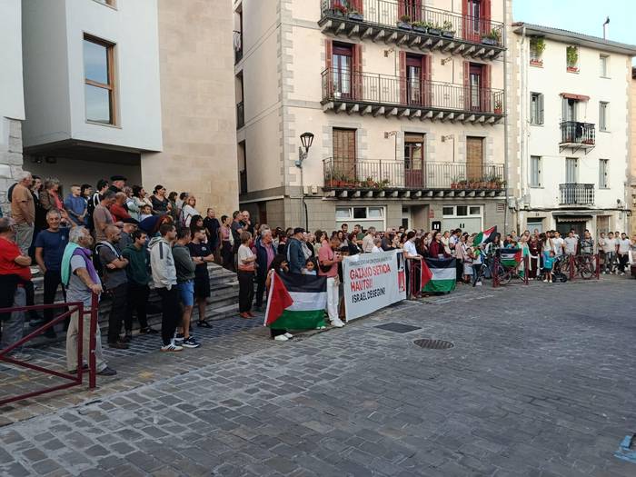 Palestinarekin elkartasunez, dozenaka lagunek egin dute elkarretaratzea Zumaian