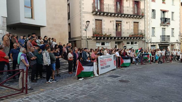 Palestinarekin elkartasunez, dozenaka lagunek egin dute elkarretaratzea Zumaian