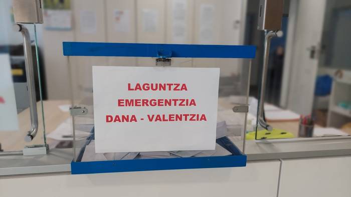 Valentziarako diru bilketa egiten ari dira Iraurgi ikastetxean