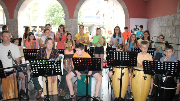 Jendetza batu da Ertxiña musika eskolako ikasleen kontzertuan