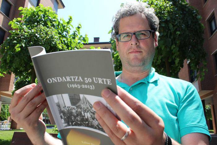 Xabier Etxabe: "60. hamarkadan jendeak negar egiten zuen euskal dantzak ikusita"