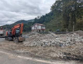 Lasaoko geltoki zaharraren inguruko trenbide-armamentua eta bidea hobetzeko lanak egin dituzte