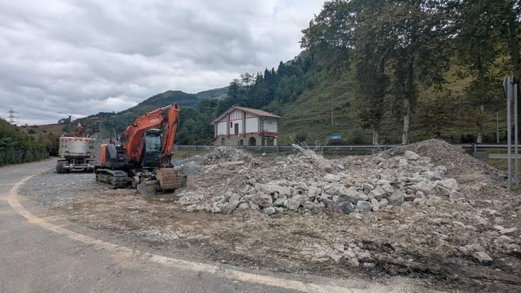 Lasaoko geltoki zaharraren inguruko trenbide-armamentua eta bidea hobetzeko lanak egin dituzte
