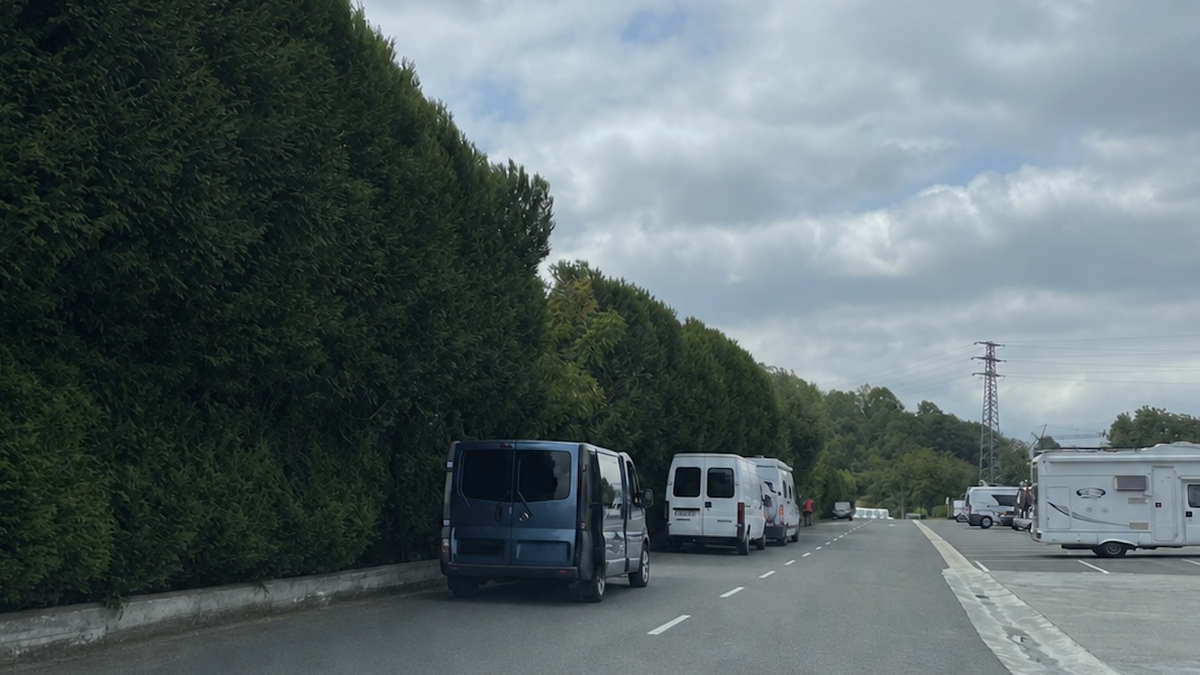 Goenako errepidea, autoz beteta