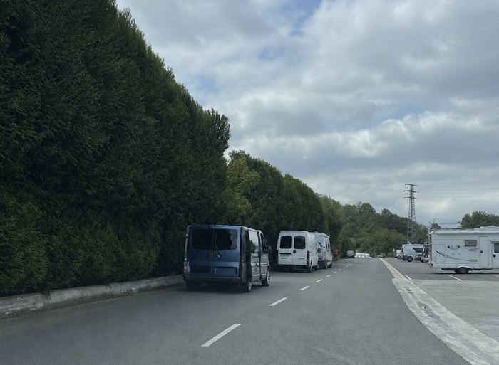 Goenako errepidea, autoz beteta