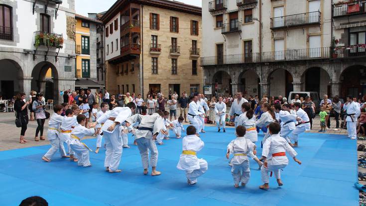 Festen atarian, judo erakustaldia egin dute Kimura klubeko kideek plazan