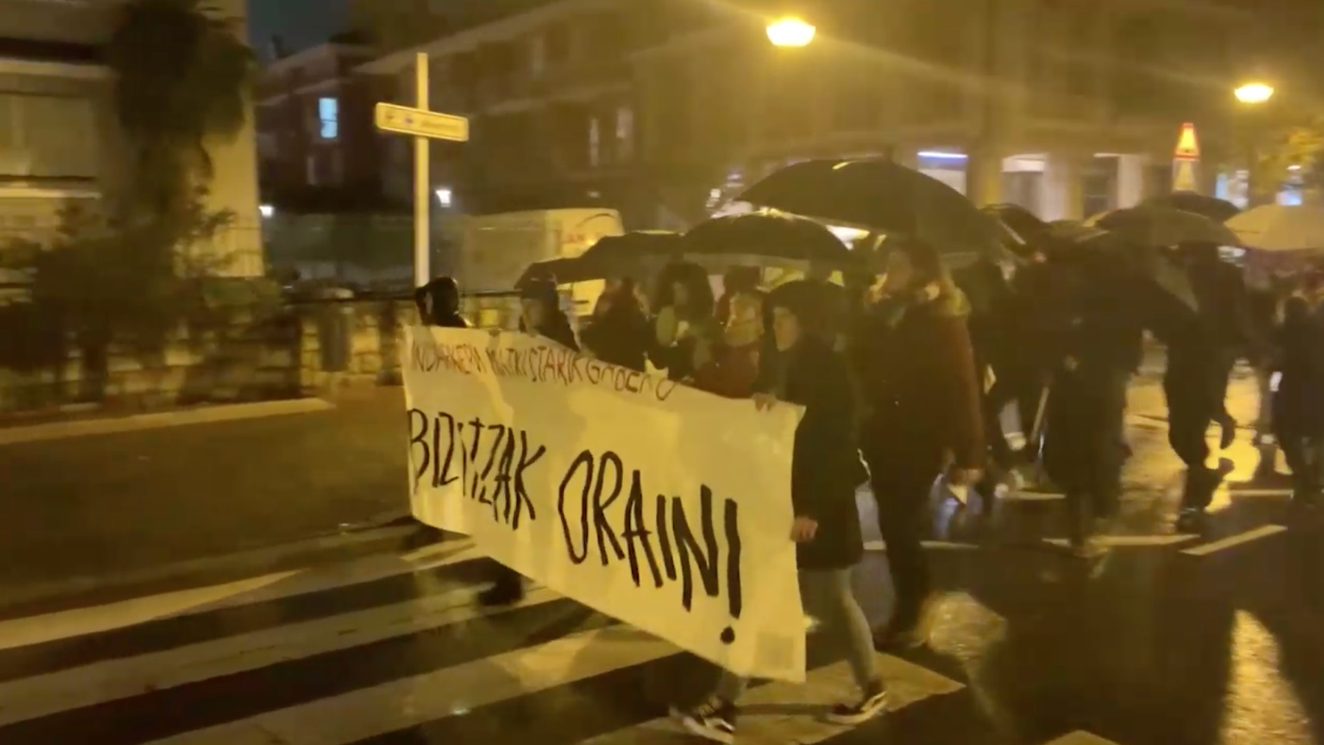 Bideoa: Indarkeria matxistaren kontrako aldarriz busti dira kaleak