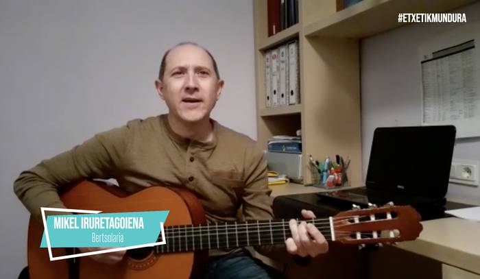 Mikel Iruretagoiena bertsolari oriotarra, etxetik mundura