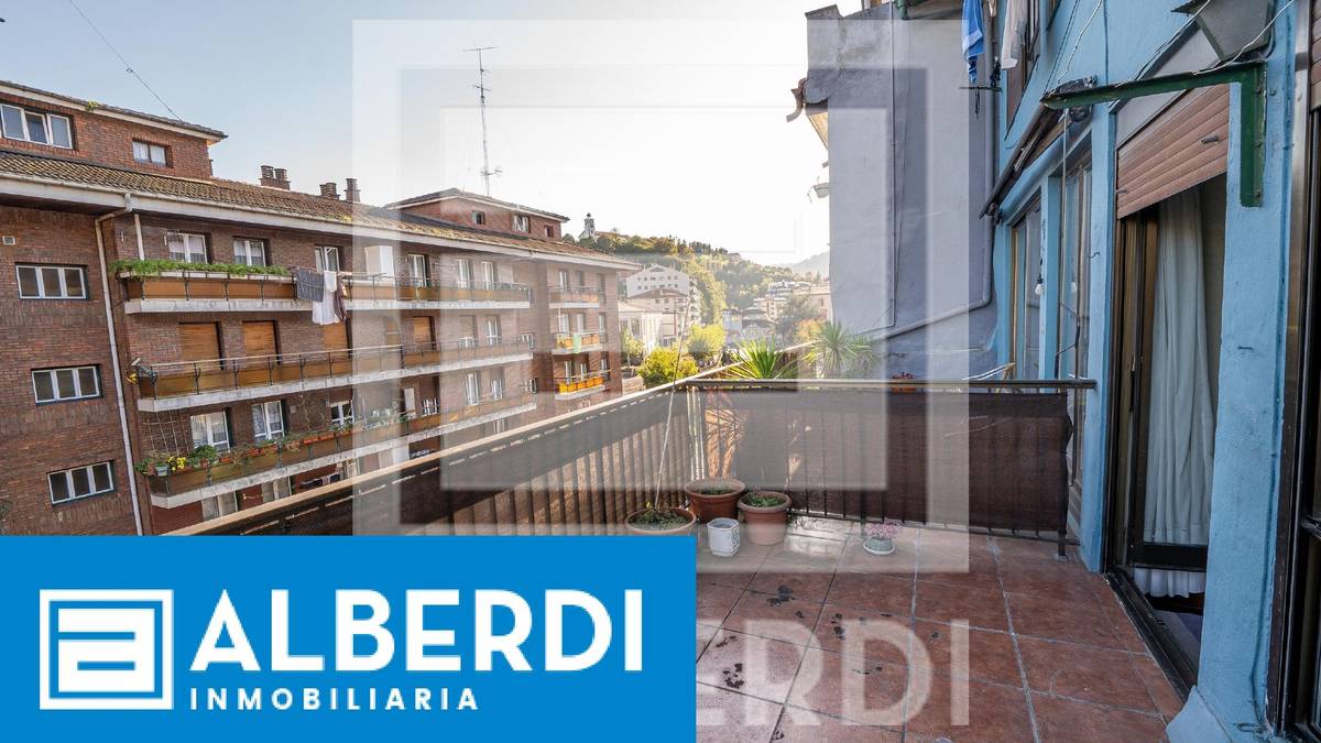 Alberdi Inmobiliaria: lau logelako etxebizitza Kale Nagusian