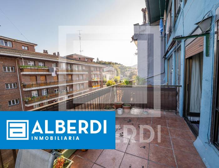 Alberdi Inmobiliaria: lau logelako etxebizitza Kale Nagusian