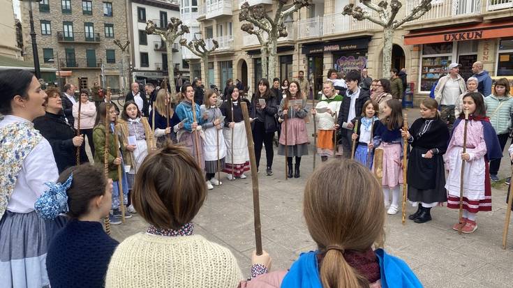 Santa Ageda bezperako koplak ozen entzun dira Zarautzen